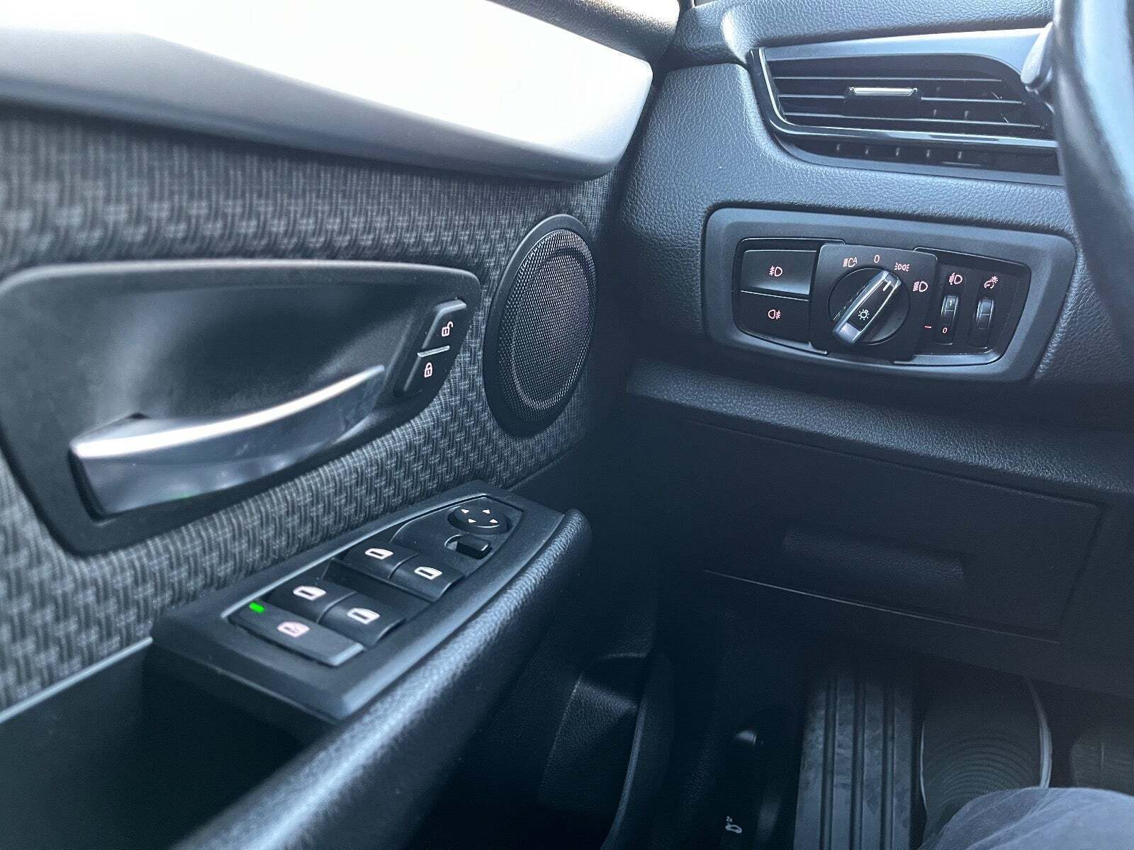 Sort BMW 218d fra 2016