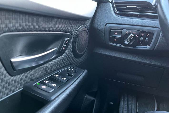 Sort BMW 218d fra 2016