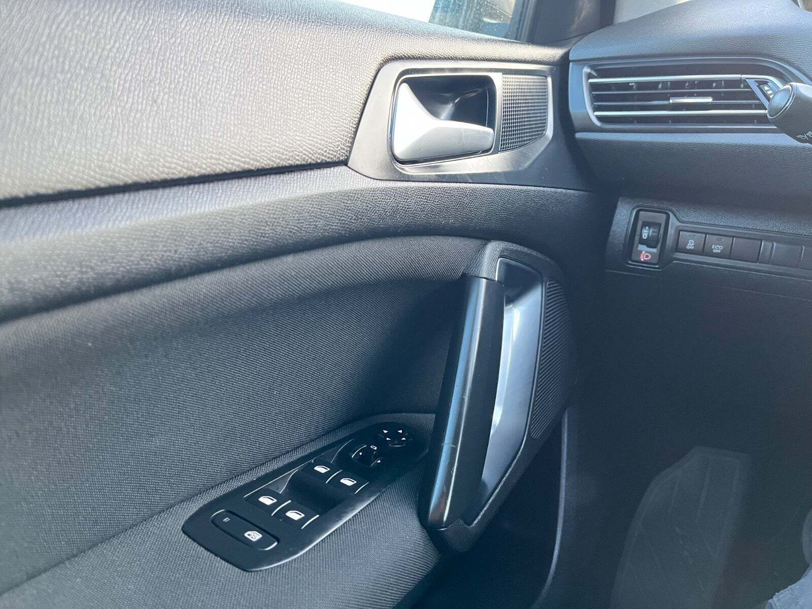 Grå Peugeot 308 fra 2016