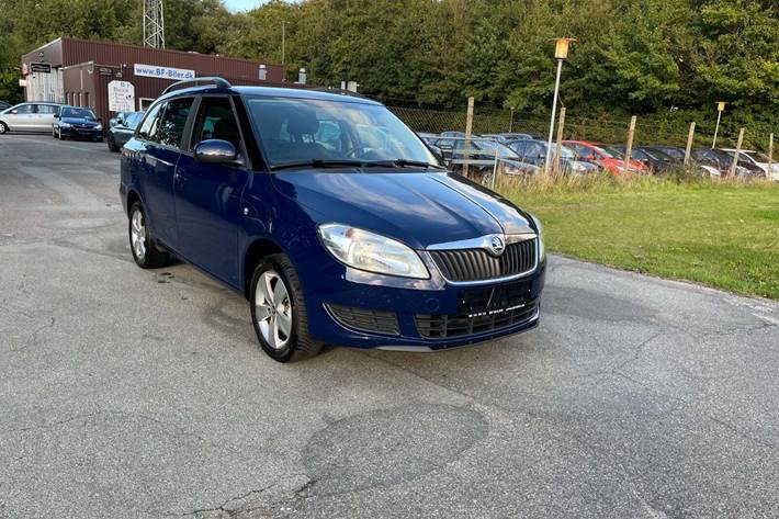 Blå Skoda Fabia fra 2014 set udefra