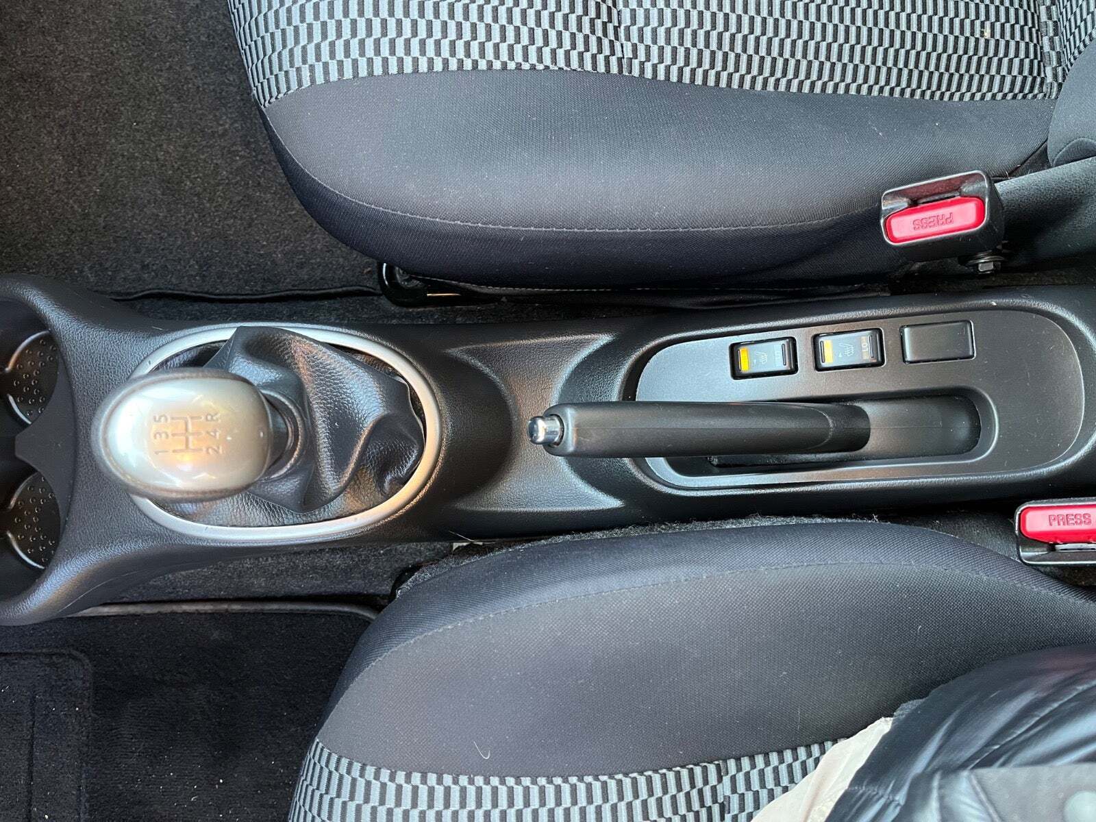 Sølv Nissan Micra fra 2013