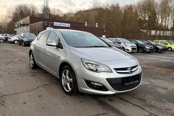 Sølv Opel Astra fra 2014 set udefra