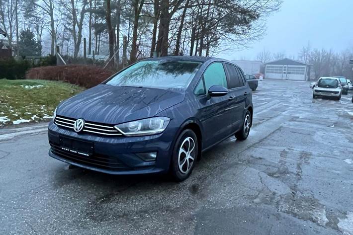 Blå VW Golf Sportsvan fra 2016 set udefra