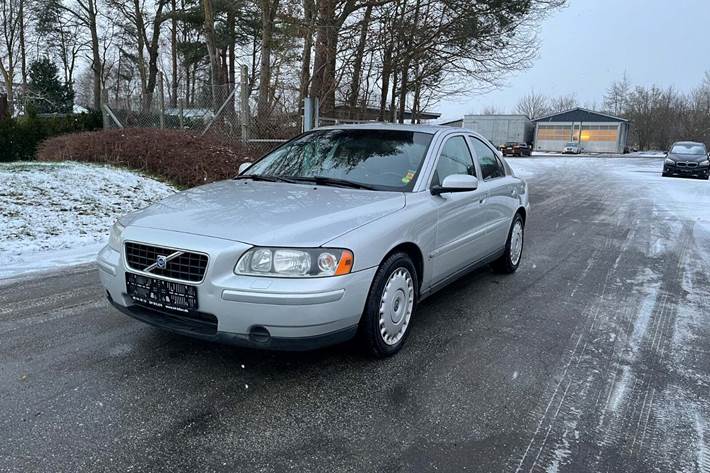 Sølv Volvo S60 fra 2005 set udefra