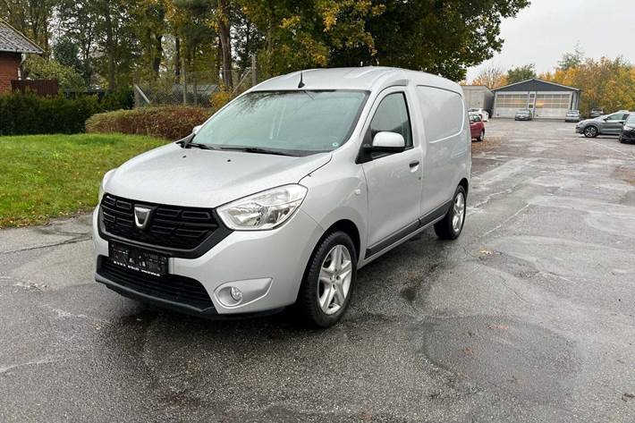 Sølv Dacia Dokker fra 2018 set udefra