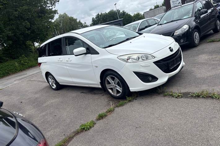 Hvid Mazda 5 fra 2011 set udefra