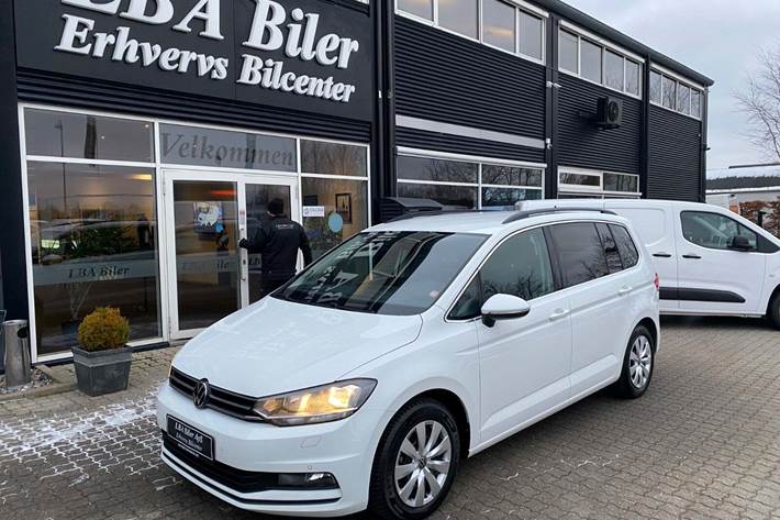 Hvid VW Touran fra 2021 set udefra