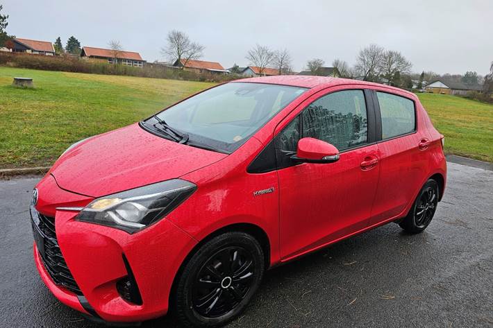 Rød Toyota Yaris fra 2020
