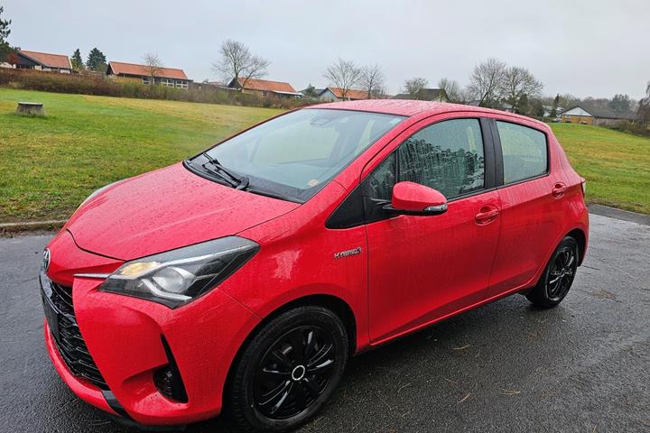 Rød Toyota Yaris fra 2020