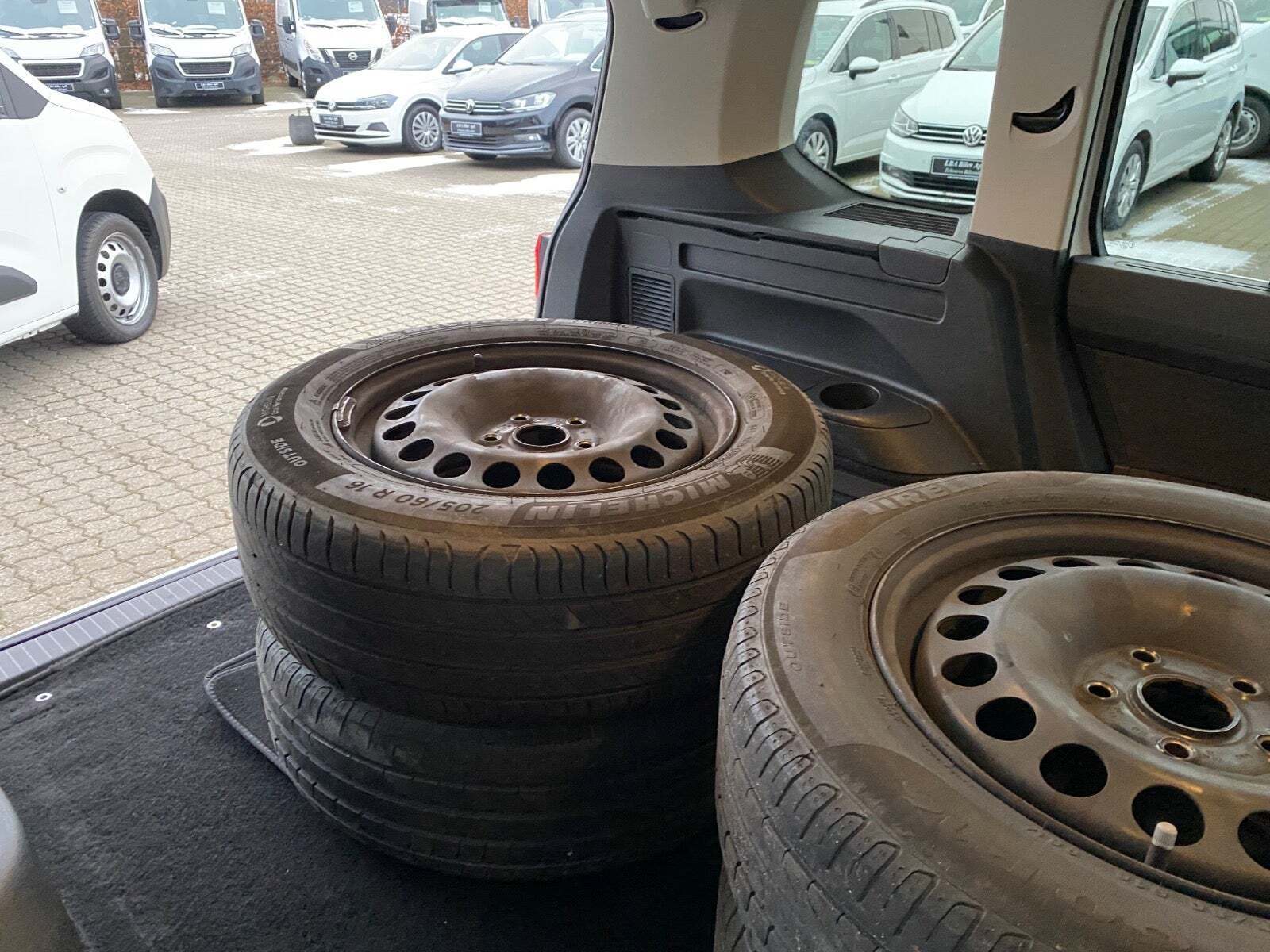 Hvid VW Touran fra 2021