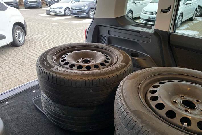 Hvid VW Touran fra 2021