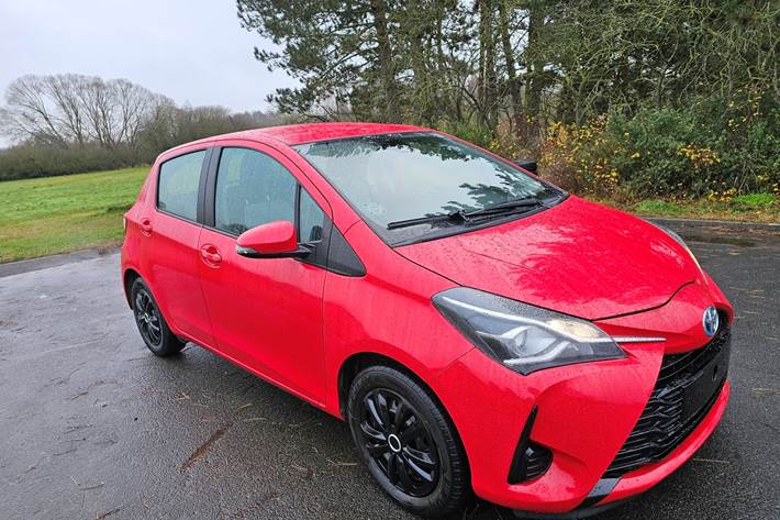 Rød Toyota Yaris fra 2020