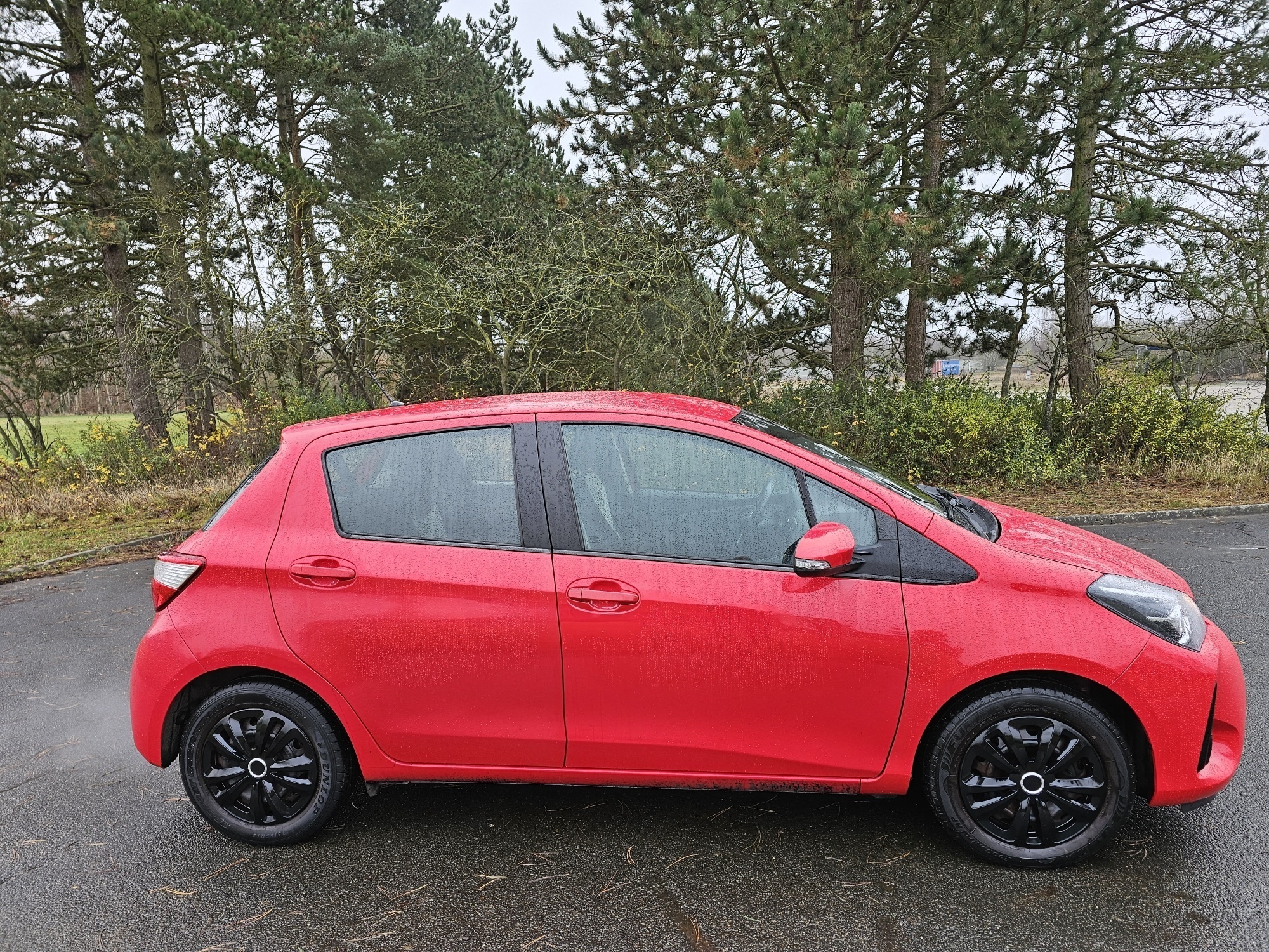 Rød Toyota Yaris fra 2020