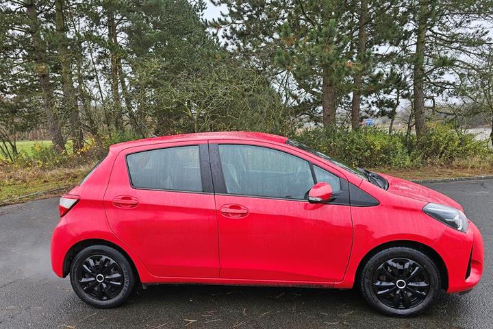 Rød Toyota Yaris fra 2020