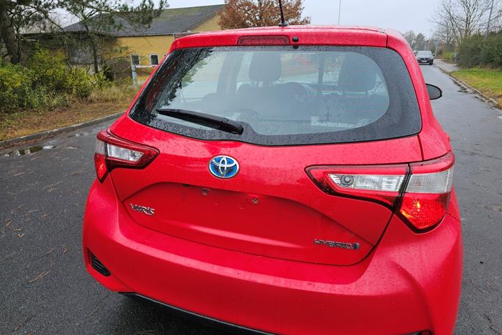 Rød Toyota Yaris fra 2020