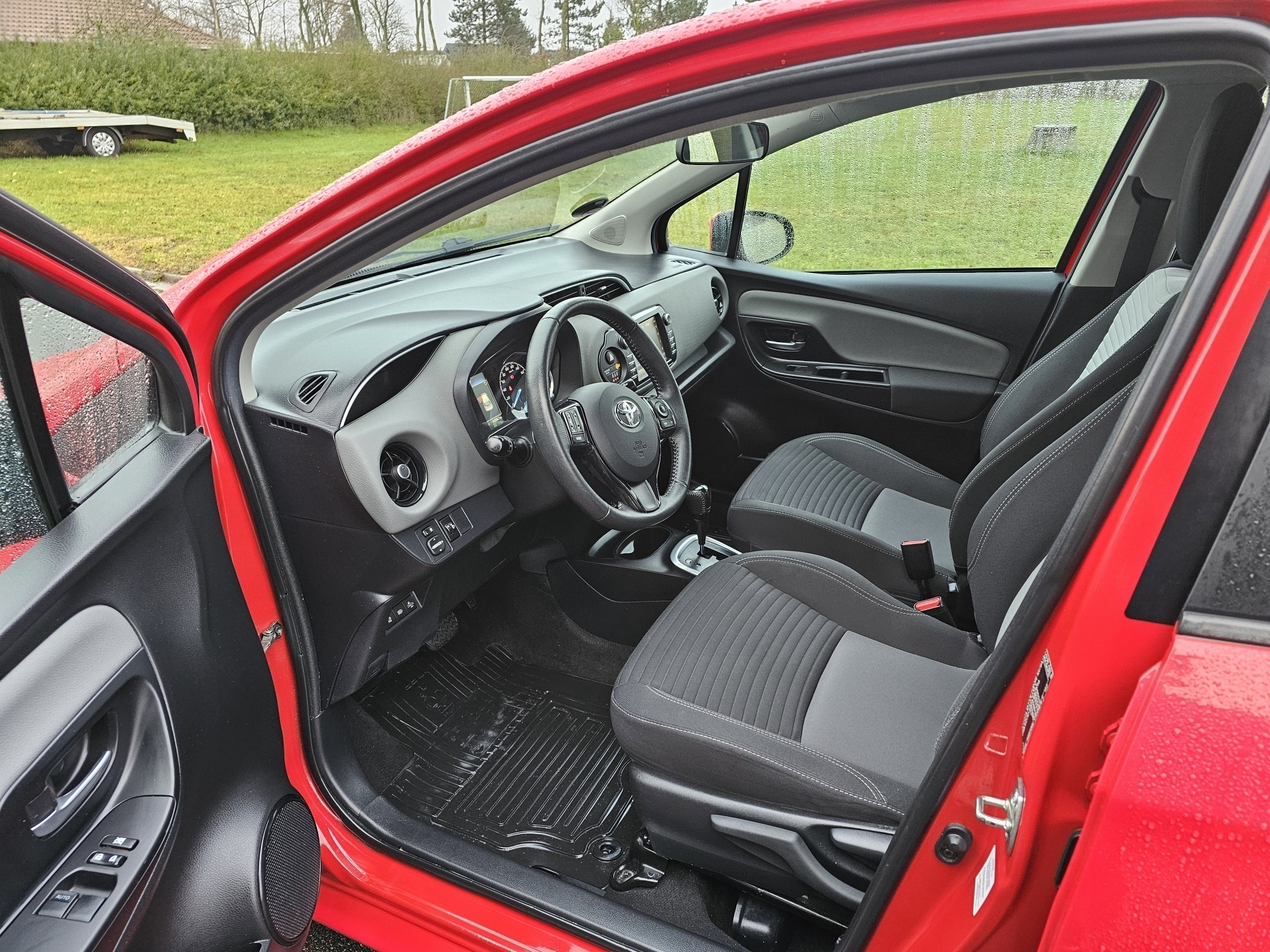 Rød Toyota Yaris fra 2020