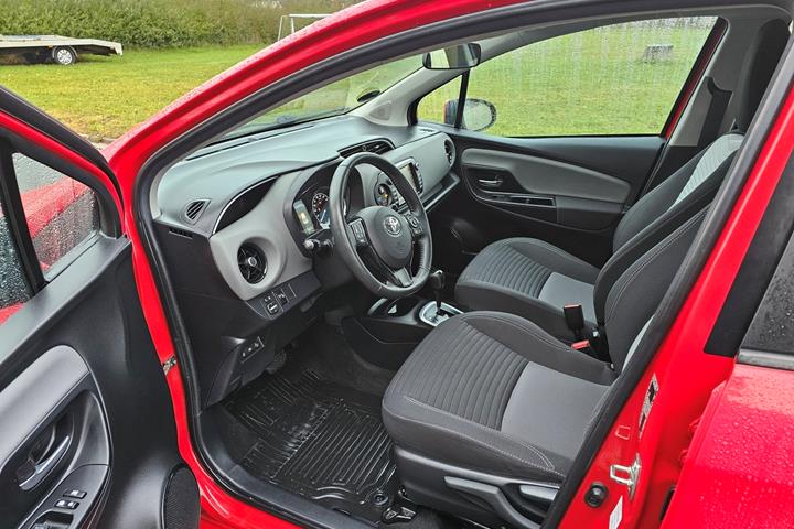 Rød Toyota Yaris fra 2020
