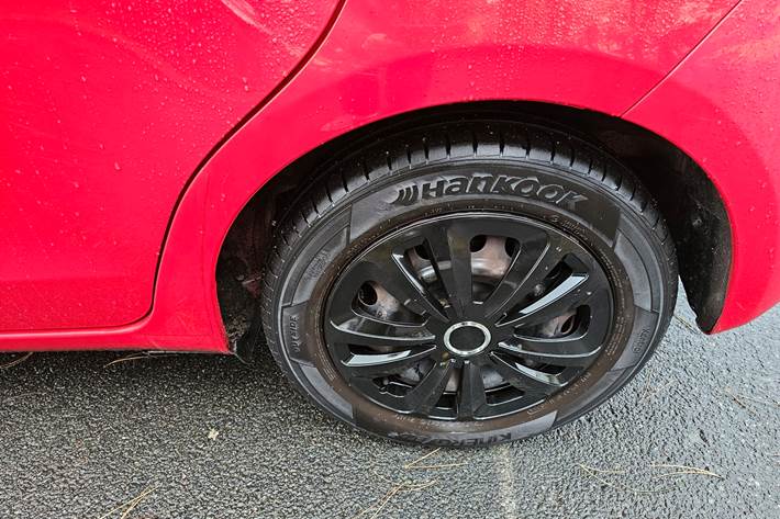 Rød Toyota Yaris fra 2020