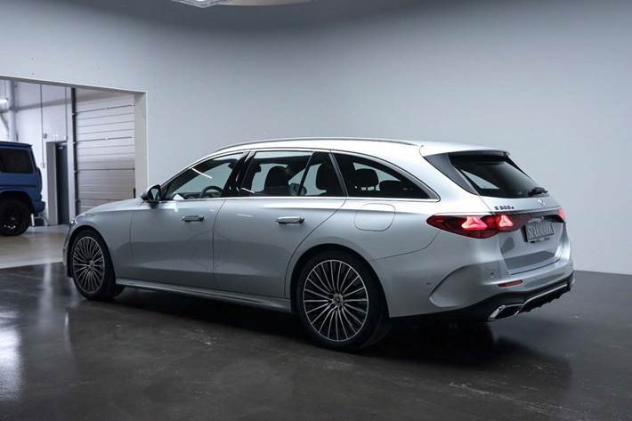 Sølv Mercedes E300 e fra 2024