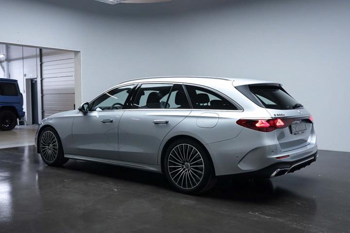 Sølv Mercedes E300 e fra 2024