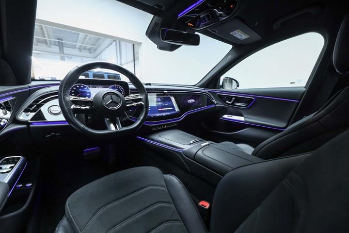 Sølv Mercedes E300 e fra 2024