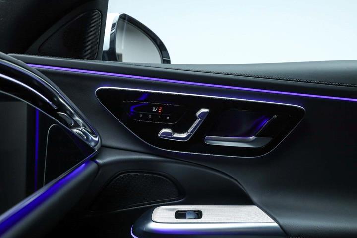 Sølv Mercedes E300 e fra 2024
