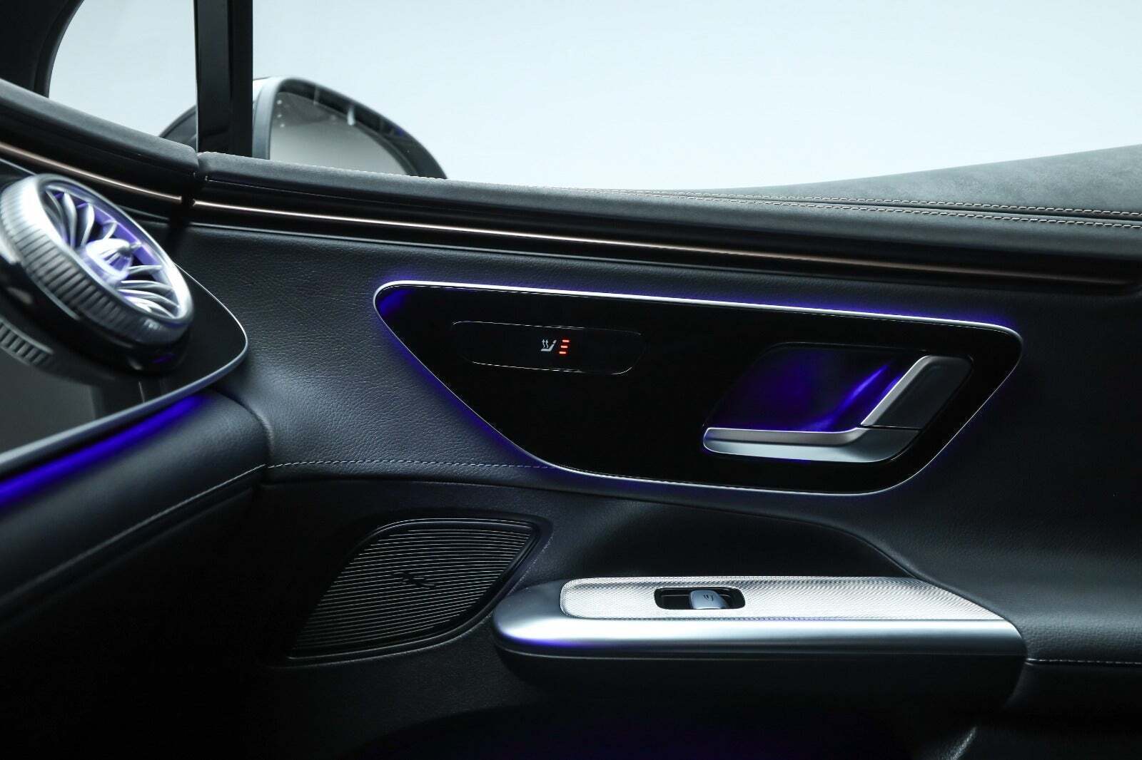 Grå Mercedes EQE350+ fra 2023