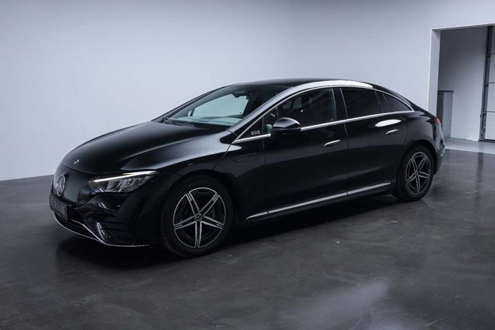 Sort Mercedes EQE350 fra 2024 set udefra