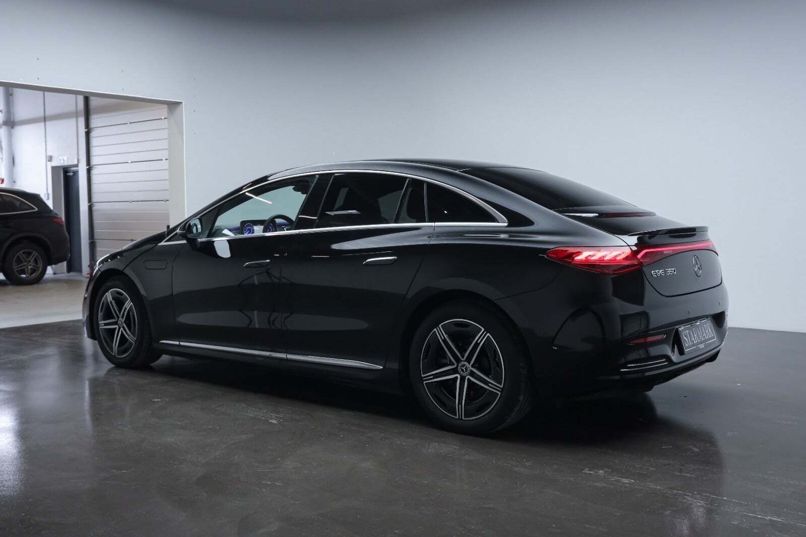 Sort Mercedes EQE350 fra 2024