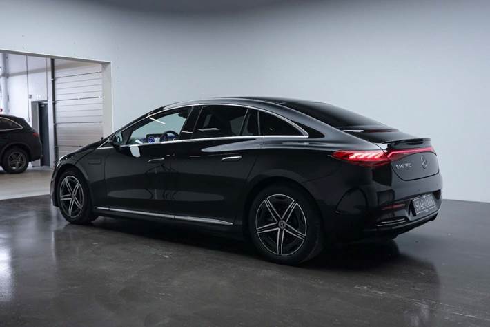 Sort Mercedes EQE350 fra 2024