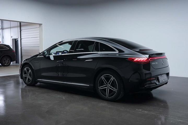 Sort Mercedes EQE350 fra 2024