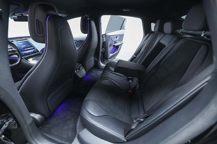Sort Mercedes EQE350 fra 2024
