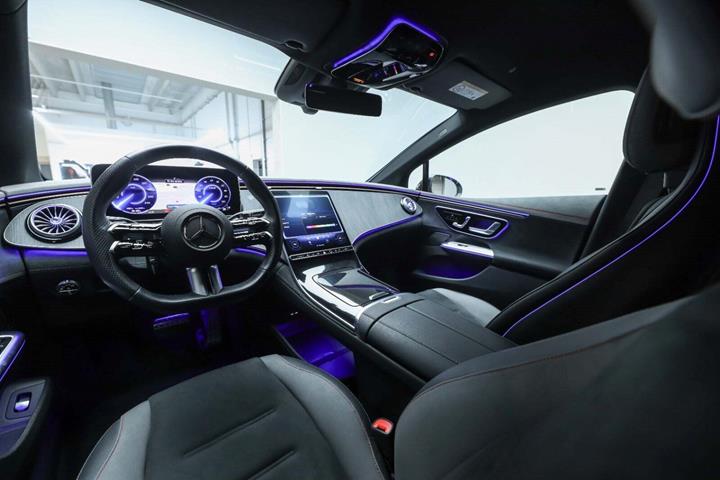 Sort Mercedes EQE350 fra 2024