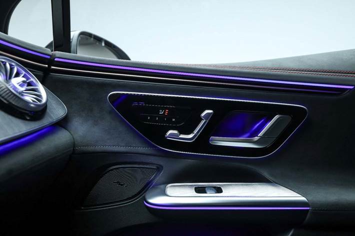 Sort Mercedes EQE350 fra 2024