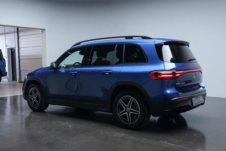 Blå Mercedes EQB250+ fra 2024