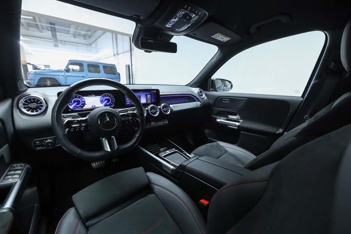 Blå Mercedes EQB250+ fra 2024