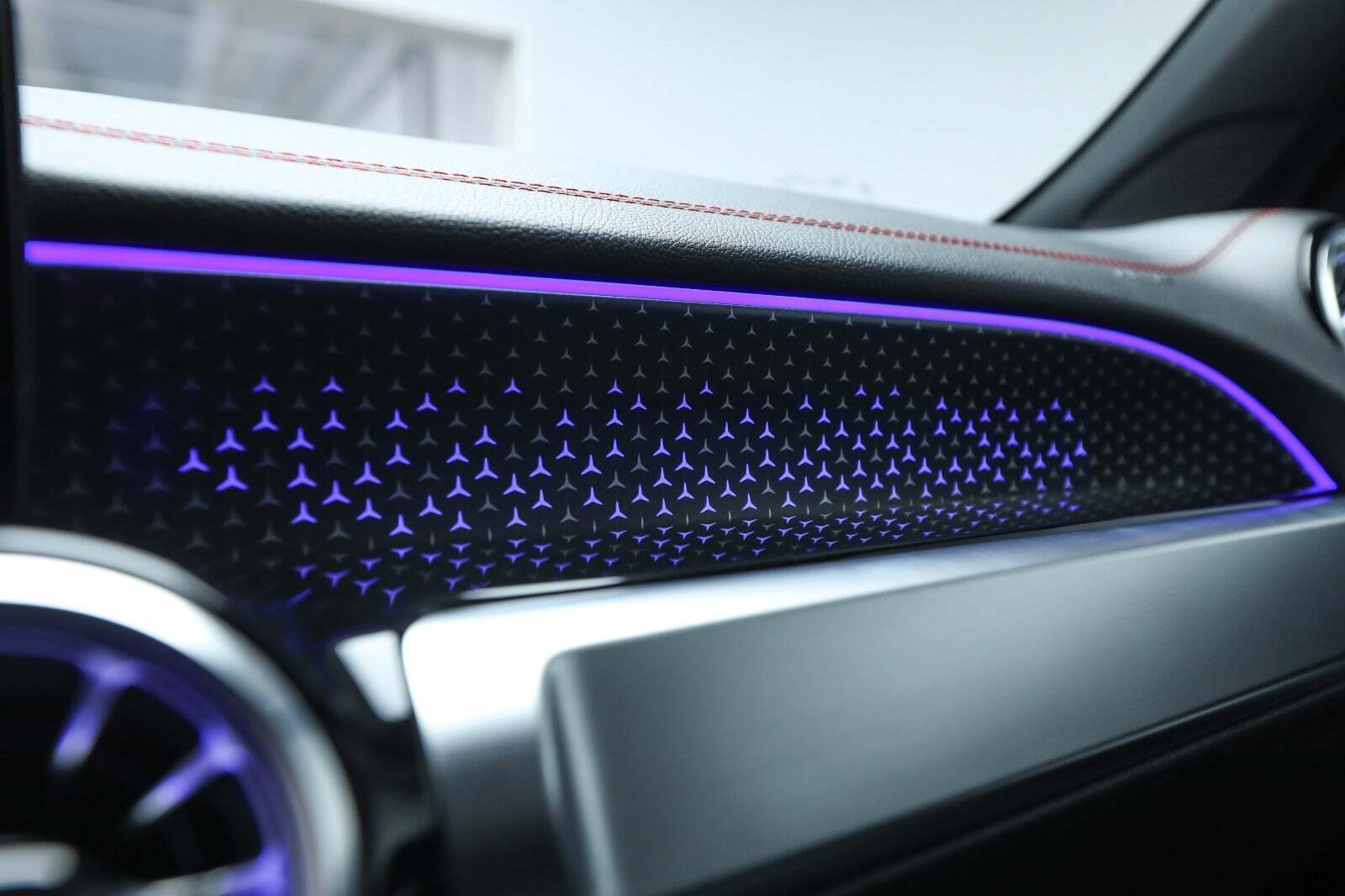 Blå Mercedes EQB250+ fra 2024