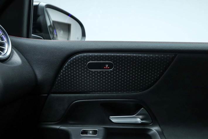 Blå Mercedes EQB250+ fra 2024