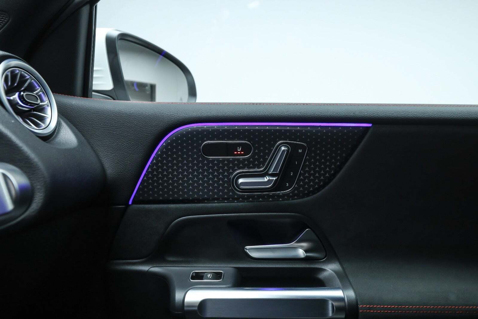 Hvid Mercedes EQB250+ fra 2025