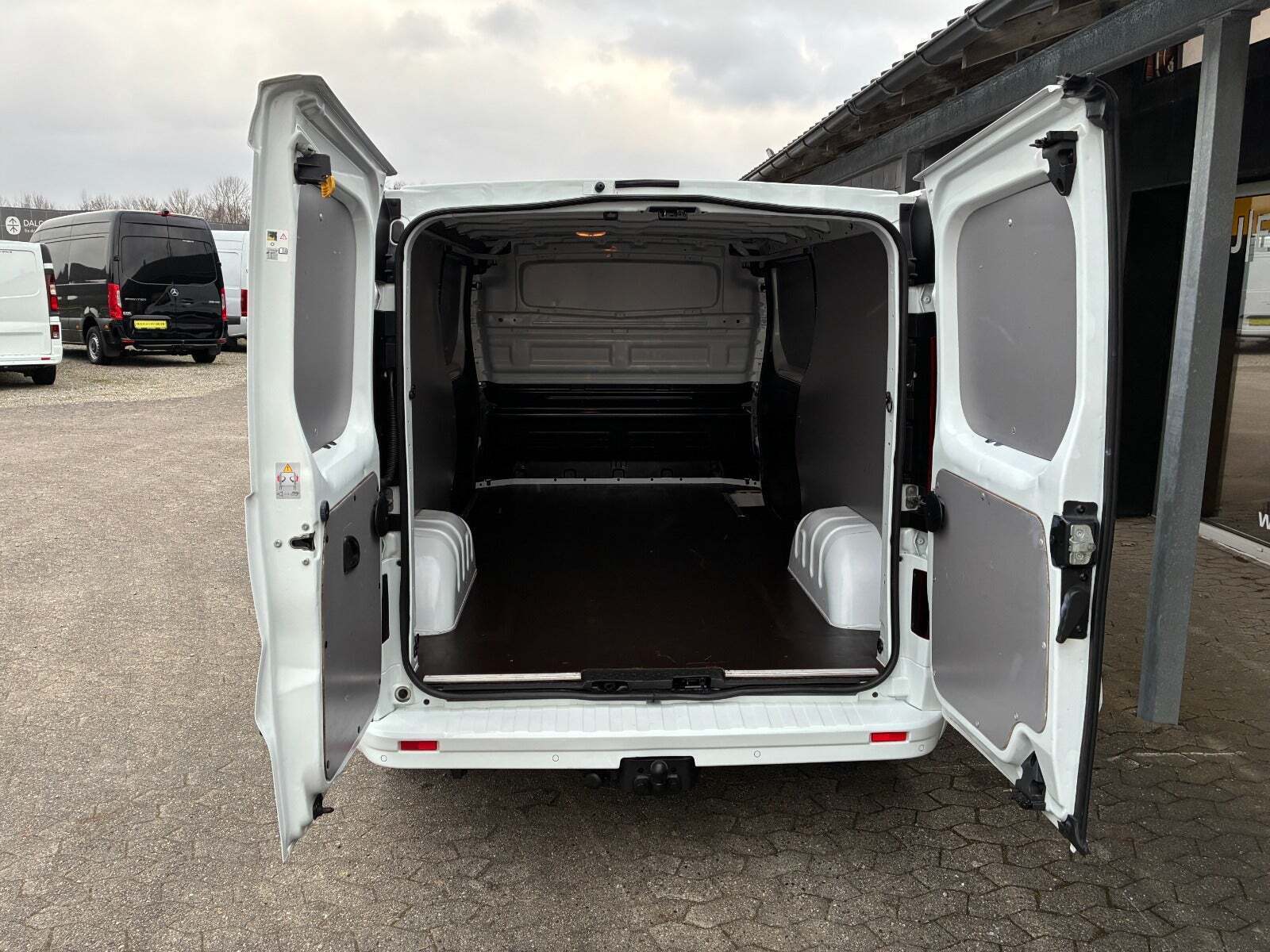 Hvid Renault Trafic T29 fra 2021