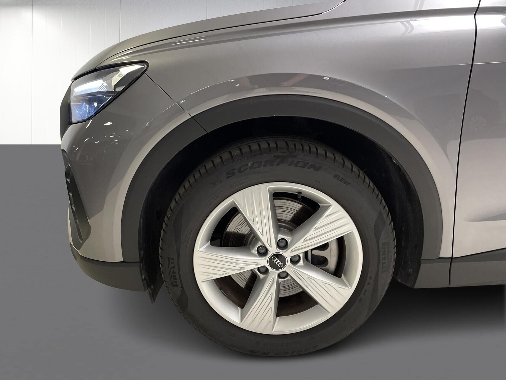 Grå Audi Q4 fra 2024