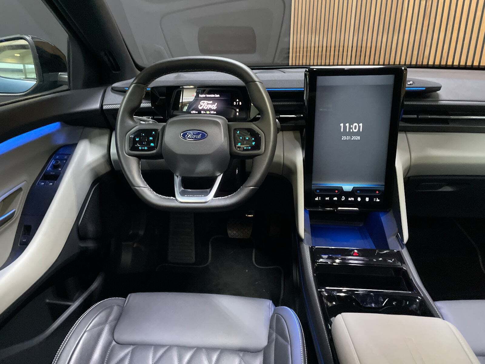 Ford Explorer 77 Premium Extended Range