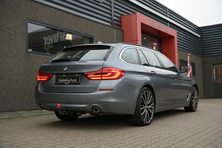Grå BMW 520d fra 2019