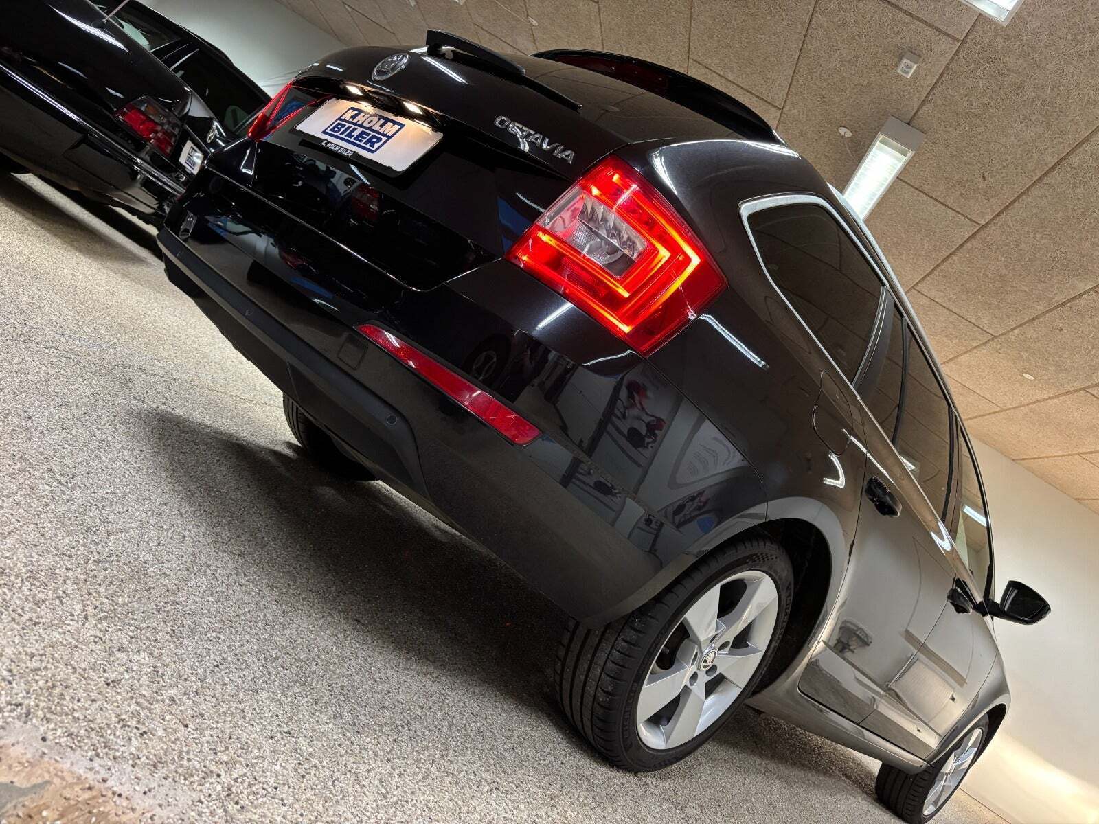 Sort Skoda Octavia fra 2014