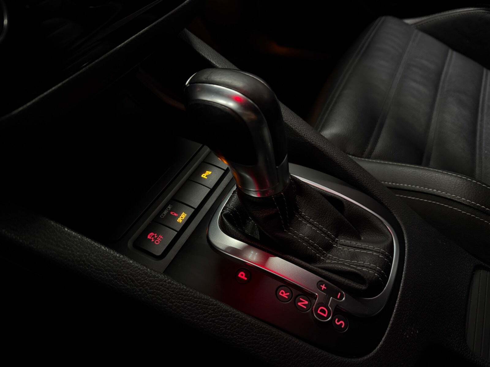 Grå VW Scirocco fra 2015