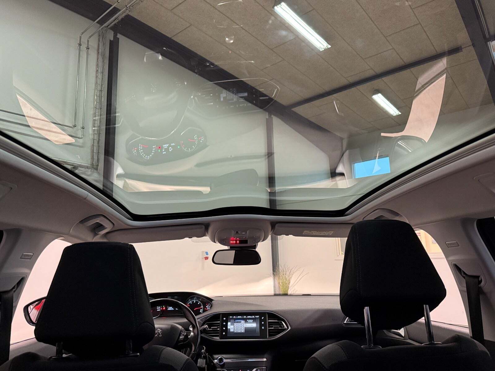 Brun Peugeot 308 fra 2015