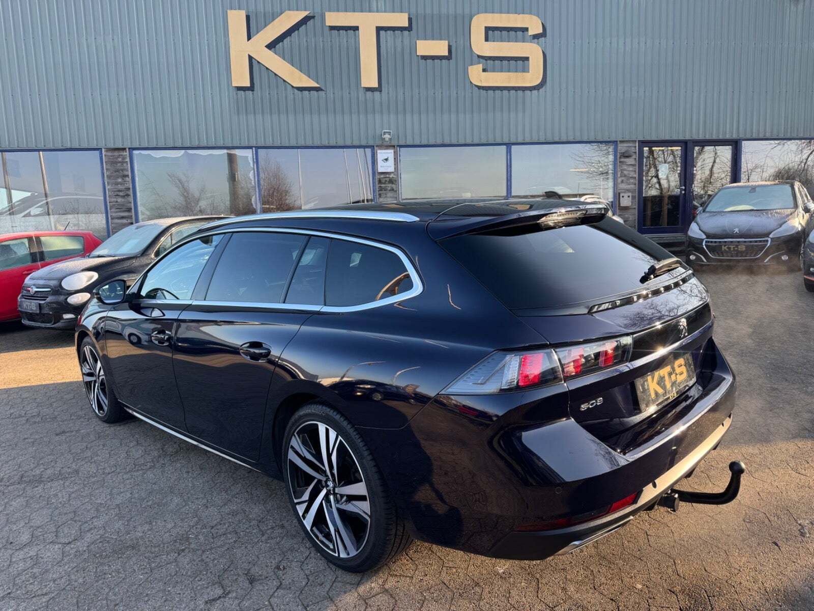 Blå Peugeot 508 fra 2020
