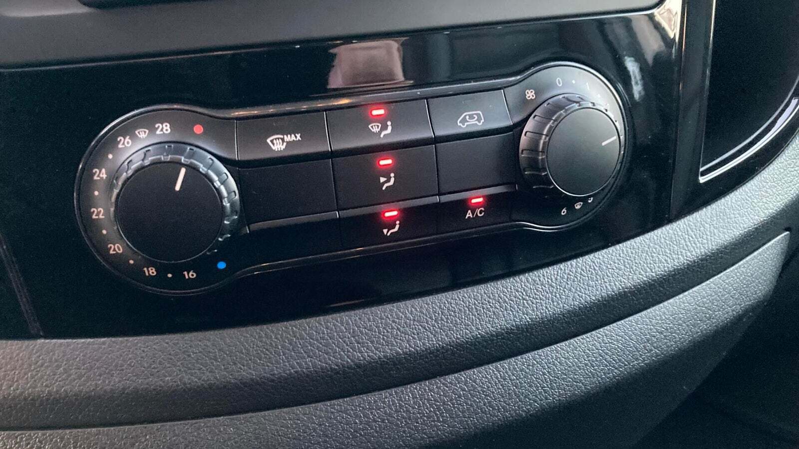 Hvid Mercedes eVito 112 fra 2022 set indefra