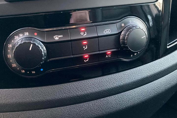Hvid Mercedes eVito 112 fra 2022 set indefra