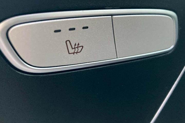 Hvid Mercedes eVito 112 fra 2022 set indefra